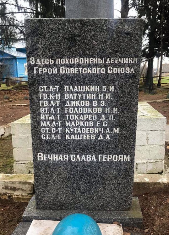 Братская могила в деревне Кневицы (вид 2)