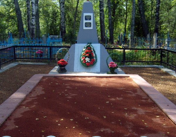 Братская могила в деревне Волотовки (общий вид)