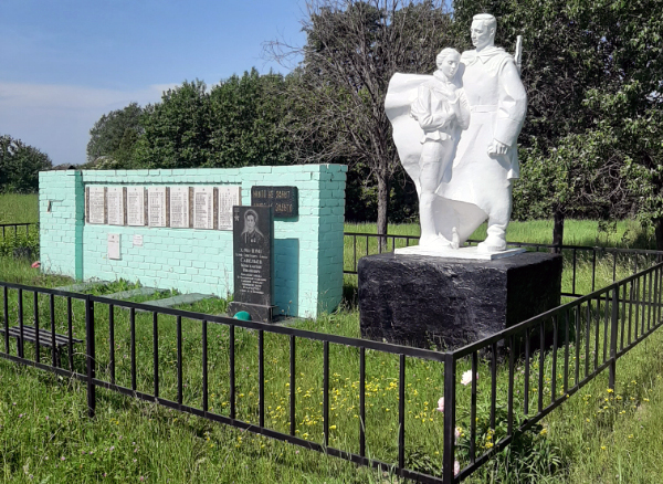 Братская могила в деревне Буковище (общий вид)