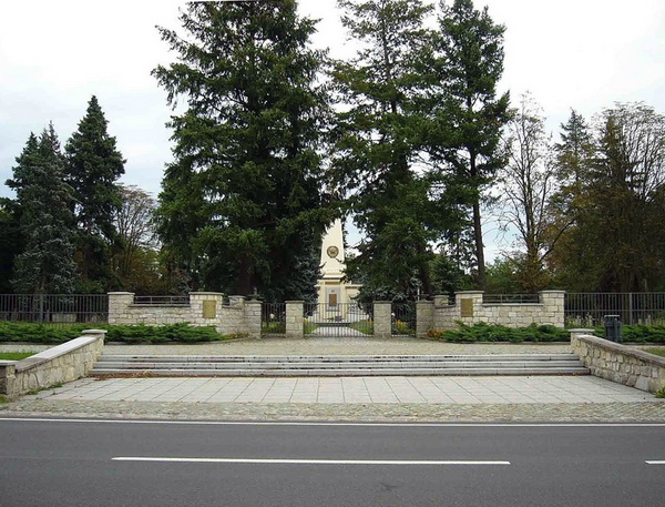 Воинское кладбище в городе Барут (общий вид)