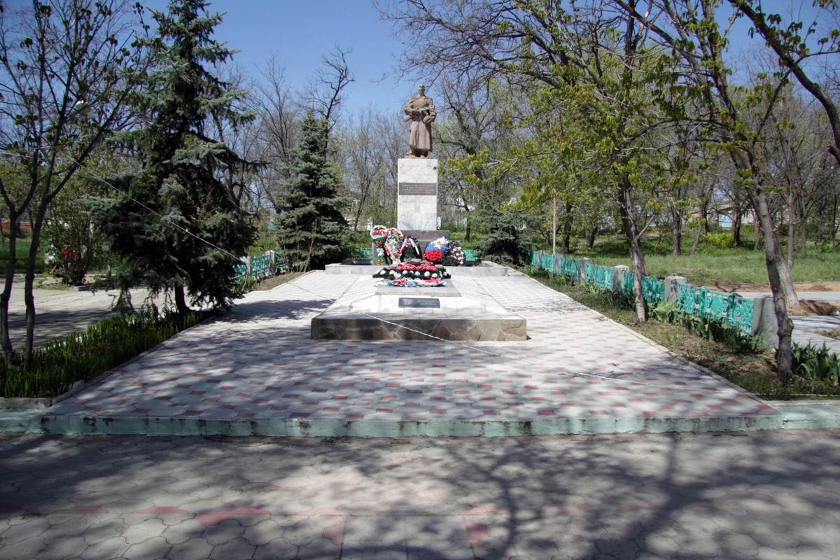 Братская могила в городе Дубовка (общий вид)