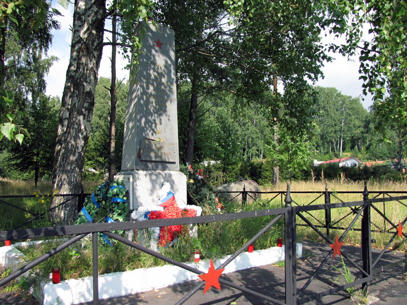 Братская могила в посёлке Озерки (общий вид)