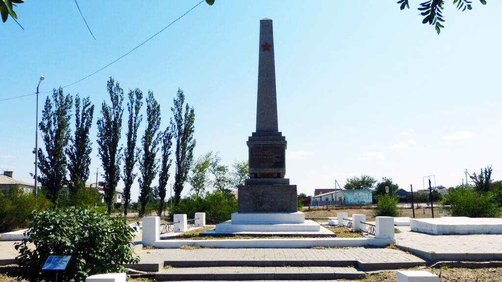 Братская могила в городе Серафимович (общий вид)