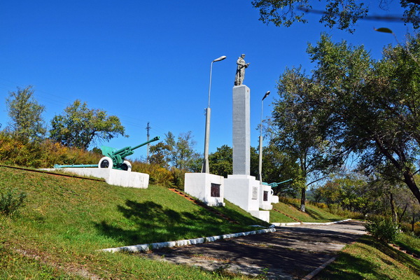 Братская могила в посёлке Пограничный (общий вид)