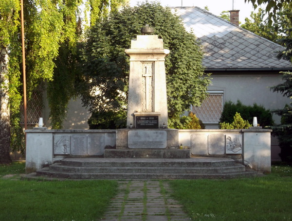 Братская могила в городе Капольнашньек (общий вид)