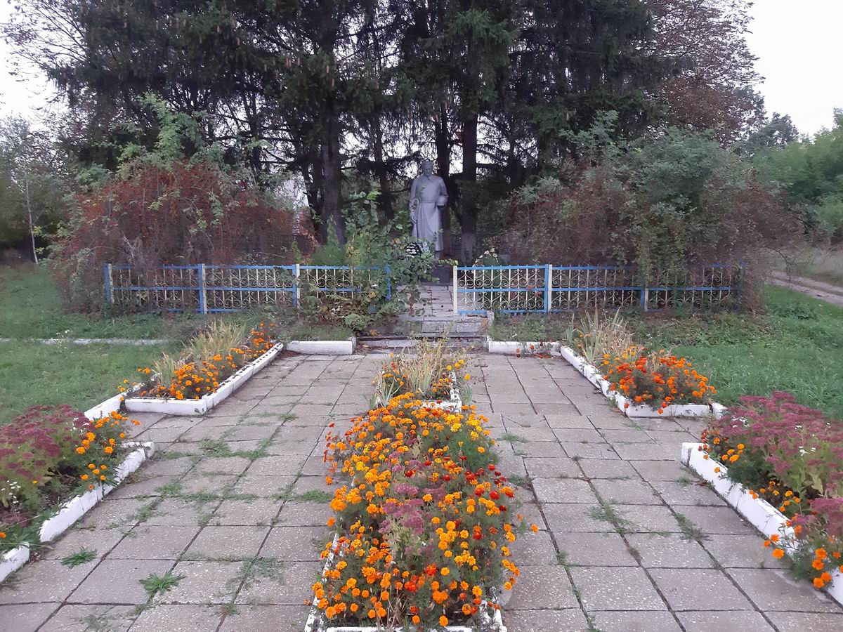 Братская могила в селе Лысовка (общий вид)