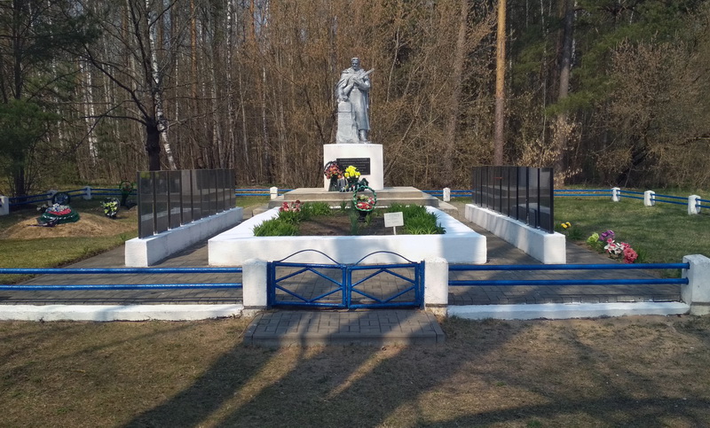 Братская могила в деревне Ухлясть (общий вид)