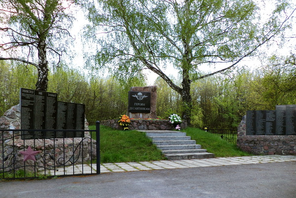 Братская могила в посёлке Поныри (общий вид)