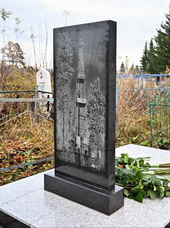 Надгробный памятник (вид 2)