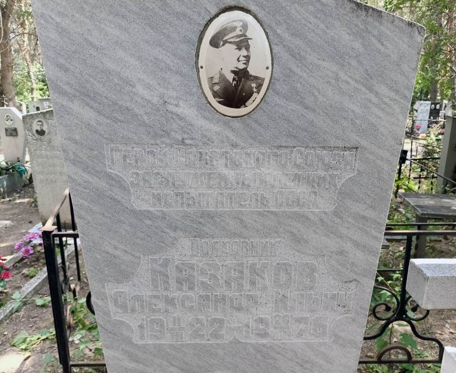 Надгробный памятник (вид 2)