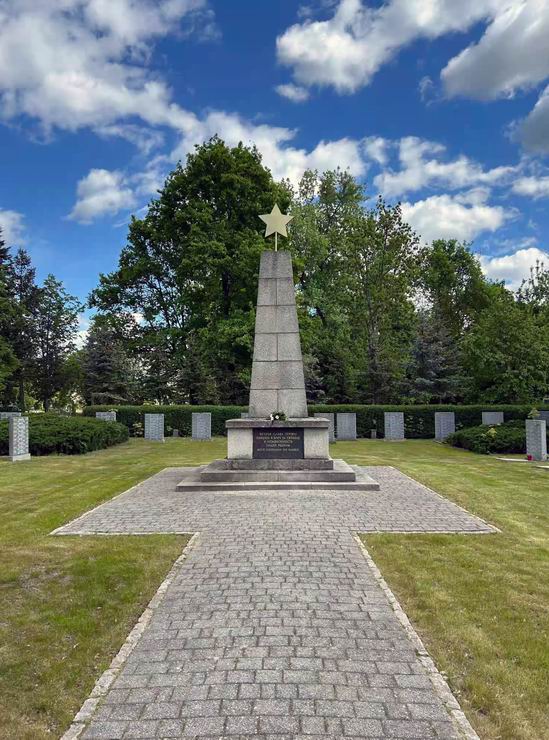 Воинское кладбише в Гросс-Нойендорф