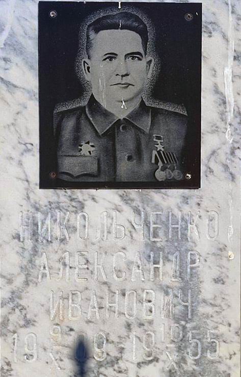 Надгробный памятник (вид 2)