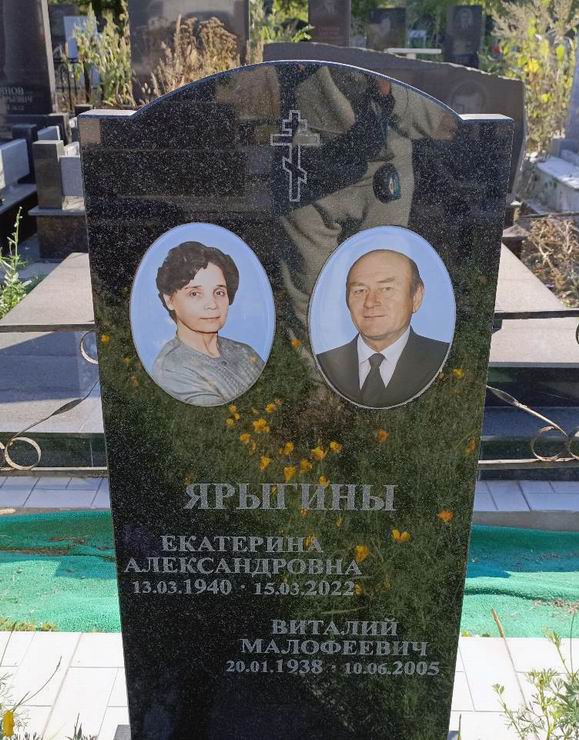 Надгробный памятник (вид 2)