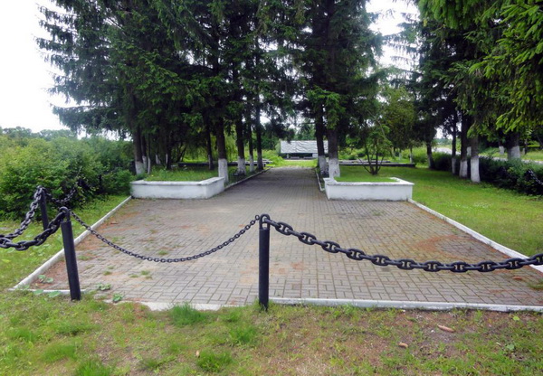 Братская могила в посёлке Славское (общий вид)