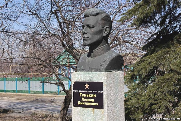Бюст в станице Тацинская