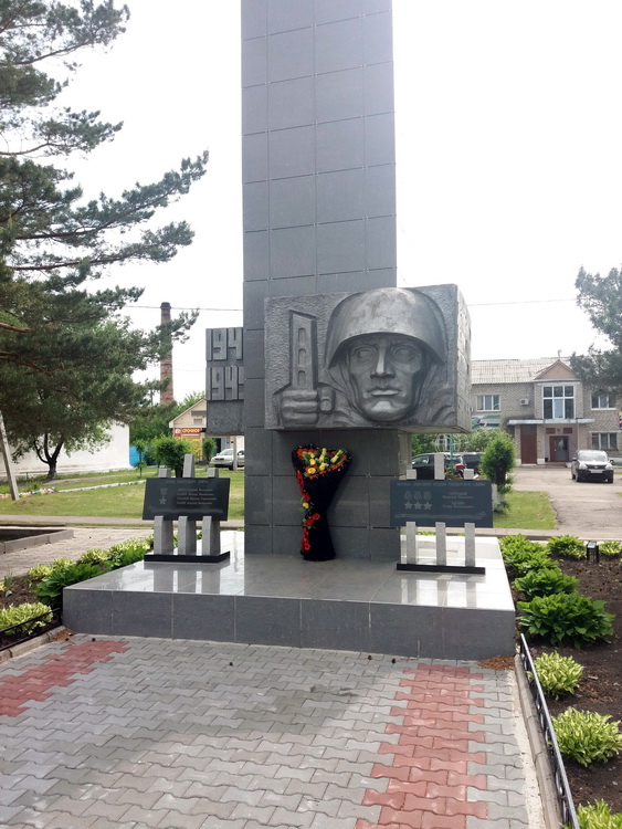 Памятник в селе Чугуевка (общий вид)