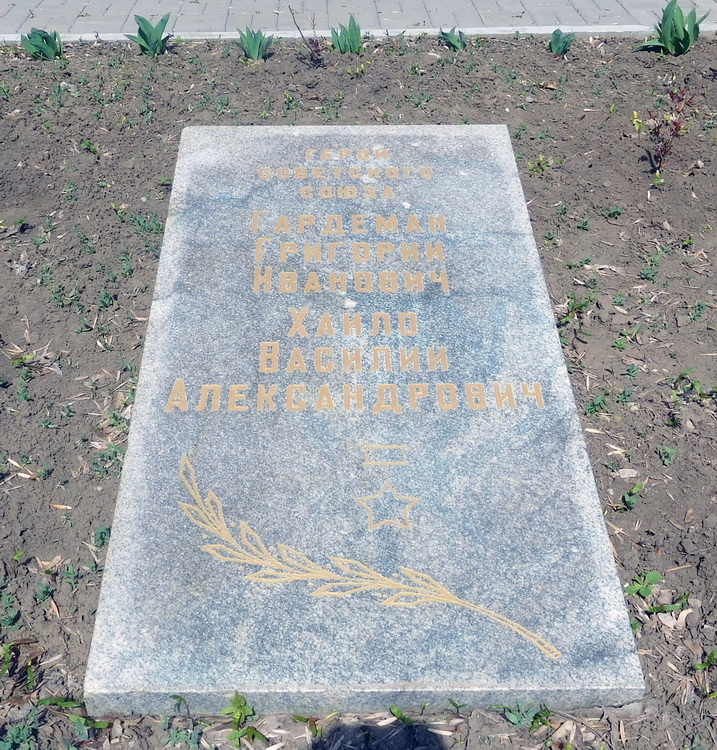 Мемориал в посёлке Матвеев Курган (мемориальная плита)