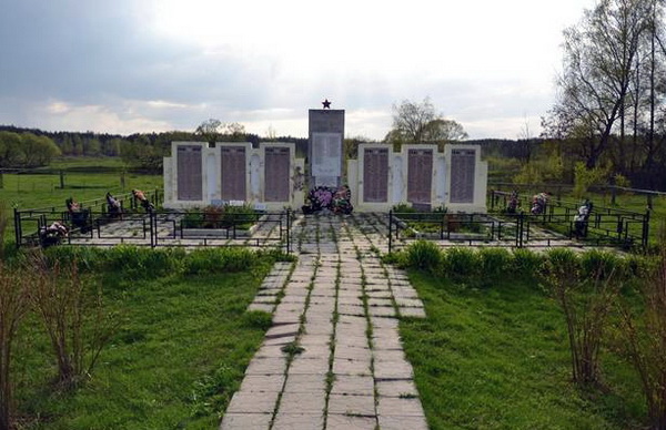 Братская могила в деревне Жудрё (общий вид)