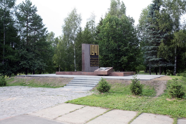 Братская могила в деревне Нелидово (общий вид)