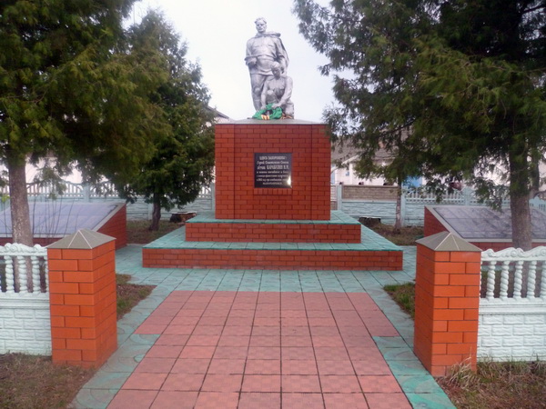Братская могила в городе Малоархангельск (общий вид)