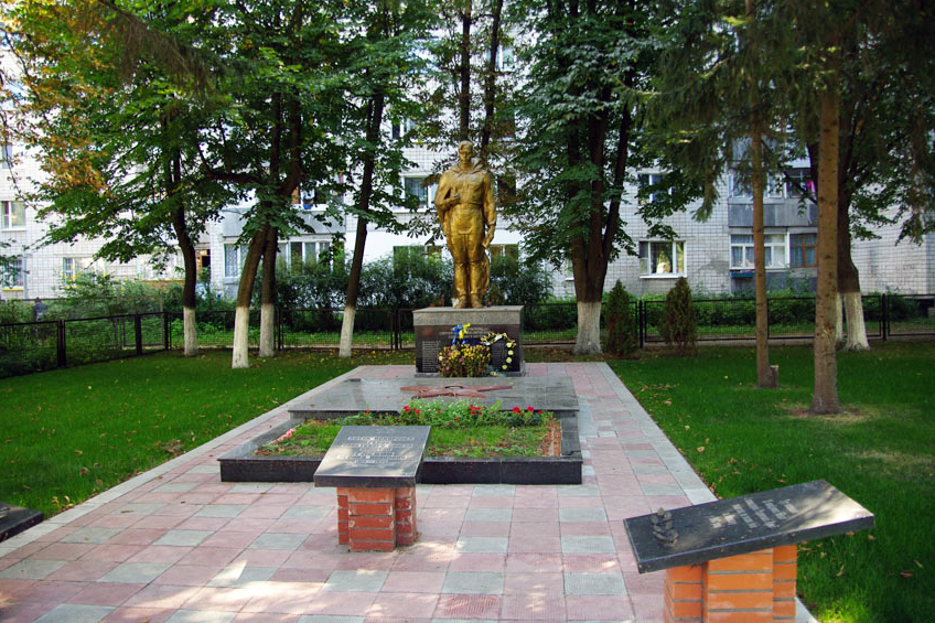 Братская могила в городе Вышгород (общий вид)