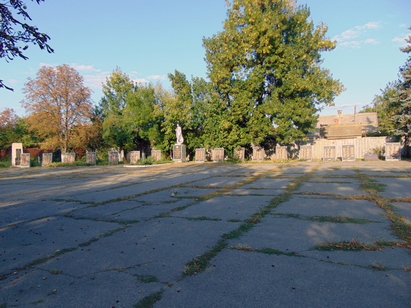 Братская могила в посёлке Кушугум (общий вид)