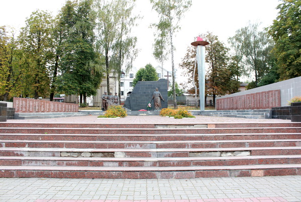 Мемориал комплекс в городе Красилов (общий вид)