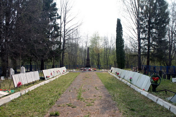 Братская могила в деревне Кузьминское (общий вид)