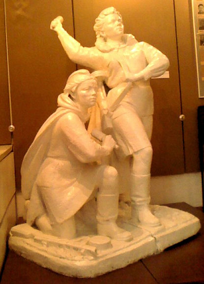 Скульптура, посвящённая подвигу Н. Ковшовой и М. Поливановой