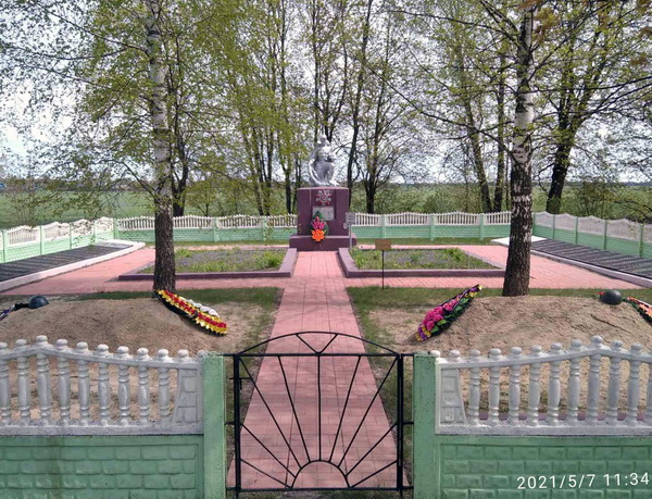 Братская могила в деревне Чернин (общий вид)