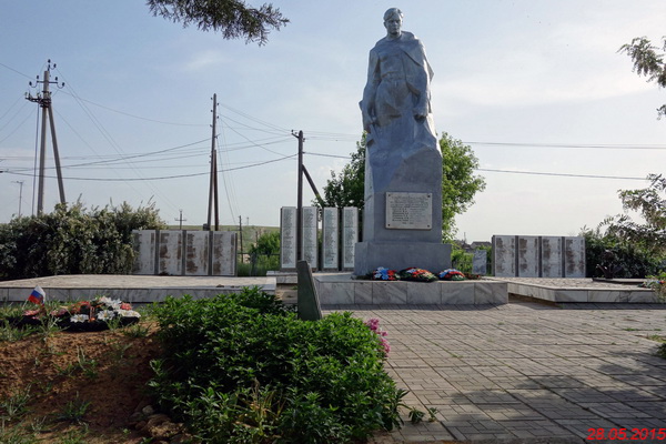 Братская могила в станице Сиротинская (общий вид)