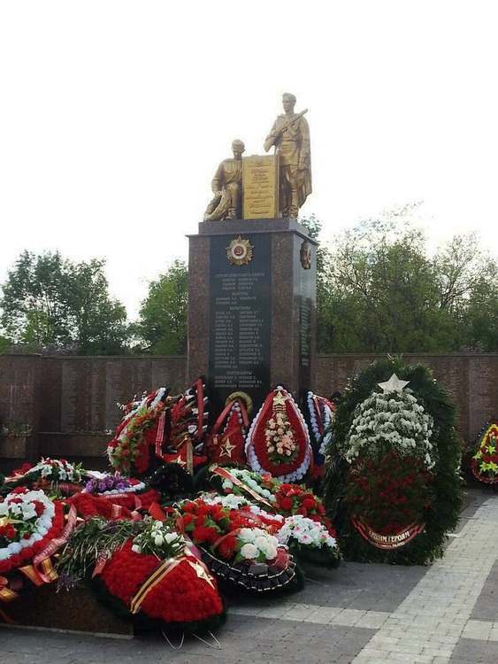 Братская могила в городе Крымск (общий вид)