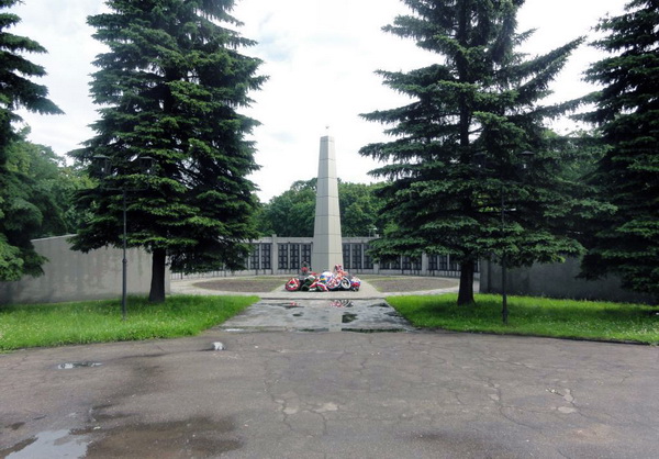 Братская могила в городе Черняховск (общий вид)