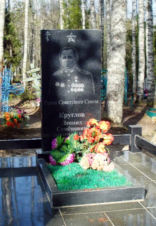 Надгробный памятник (2)