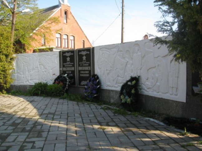 Братская могила в посёлке Ушаково