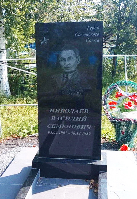 Надгробный памятник (2)