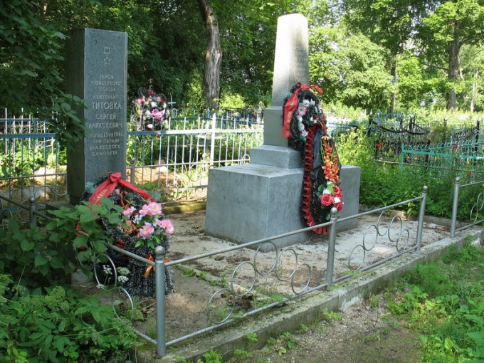 Братская могила (общий вид)