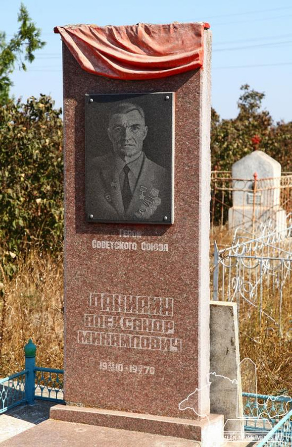 п. Новоселовское, на могиле