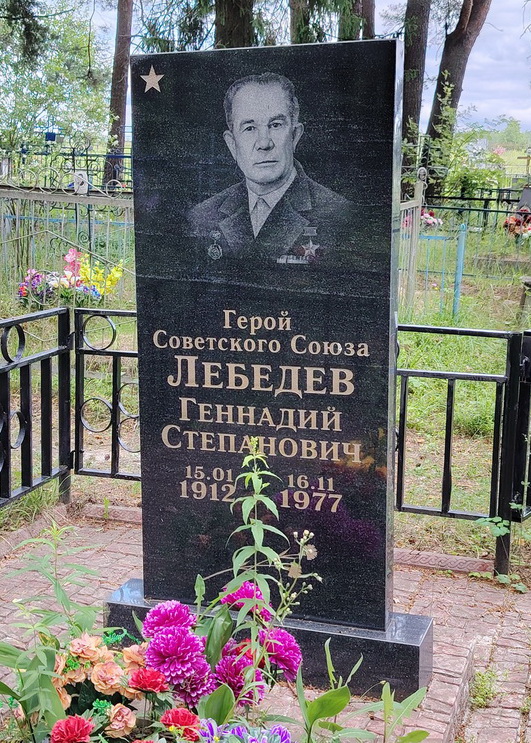 Надгробный памятник (2)