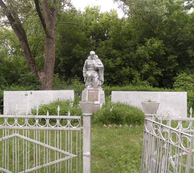 Братская могила в селе Залесье