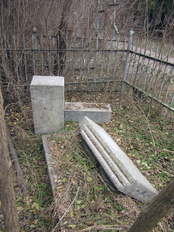 Надгробный памятник (нынешний вид)