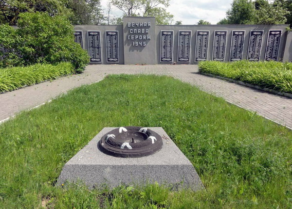 Братская могила в посёлке Пятидорожное (общий вид)