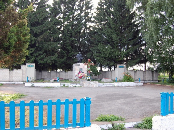 Братская могила в селе Золотники (общий вид)