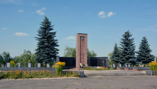 Братская могила в посёлке Луков (общий вид)