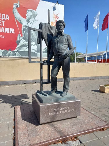 Памятник в Энгельсе