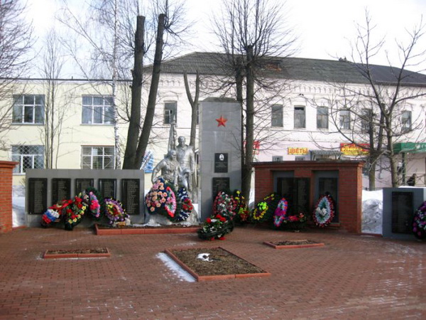Братская могила в посёлке Дорохово (общий вид)