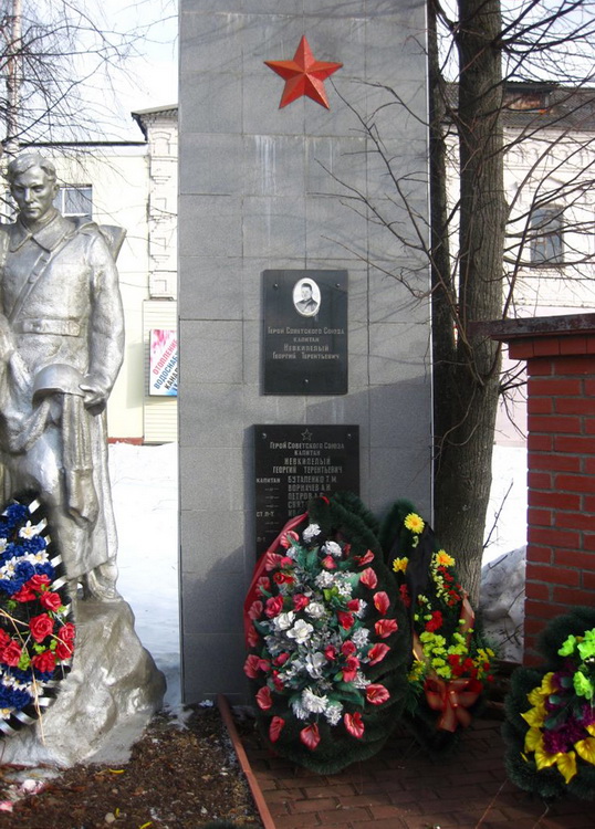 Братская могила в посёлке Дорохово (вид 2)