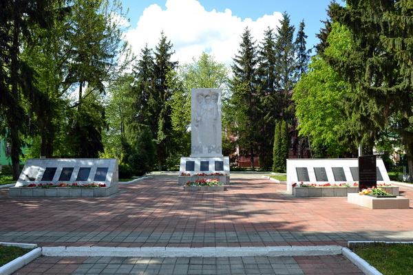 Братская могила в городе Дмитровск (общий вид)