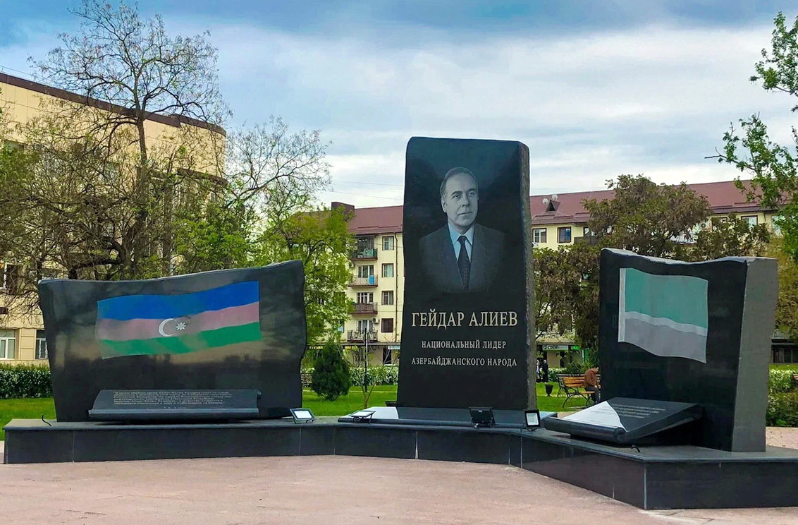 Памятник в Грозном