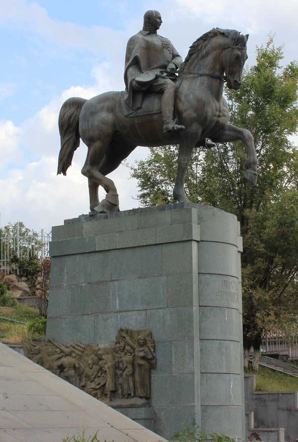 Памятник в Ереване (вид 2)